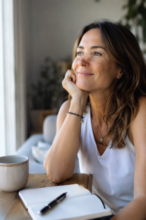 Mujer transmitiendo confianza y autoestima La confianza en uno mismo es la base sobre la que construimos una vida más plena y auténtica.